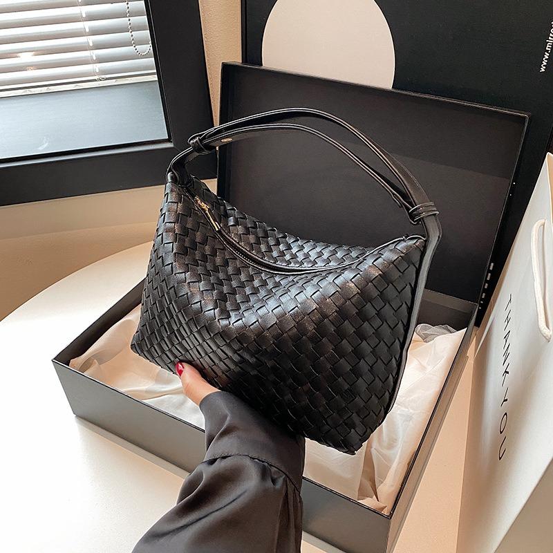 Fashion explosion high-end woven bag women's 2024 spring and summer new retro foreign style handbag commuter armpit bag