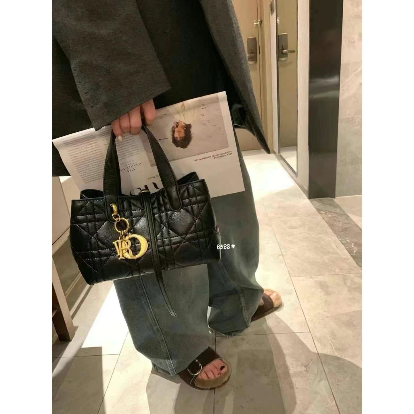 Internet celebrities with the same soft leather bag women's 2024 new trendy light luxury fashion large capacity handbag embroidered thread diamond bag