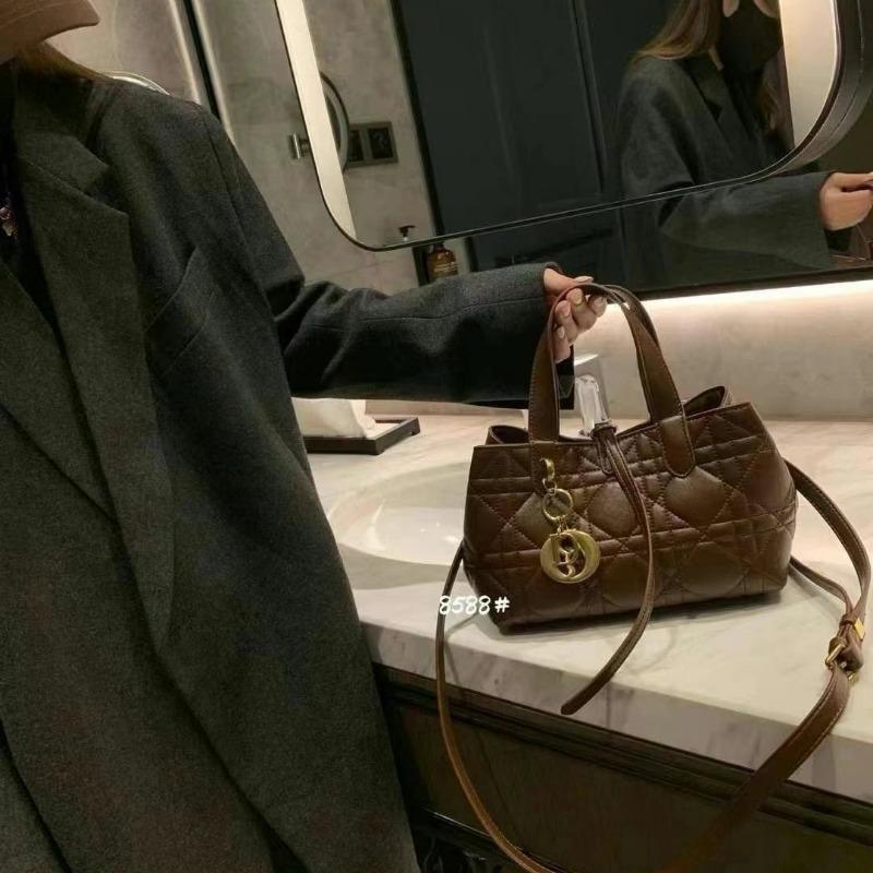 Internet celebrities with the same soft leather bag women's 2024 new trendy light luxury fashion large capacity handbag embroidered thread diamond bag