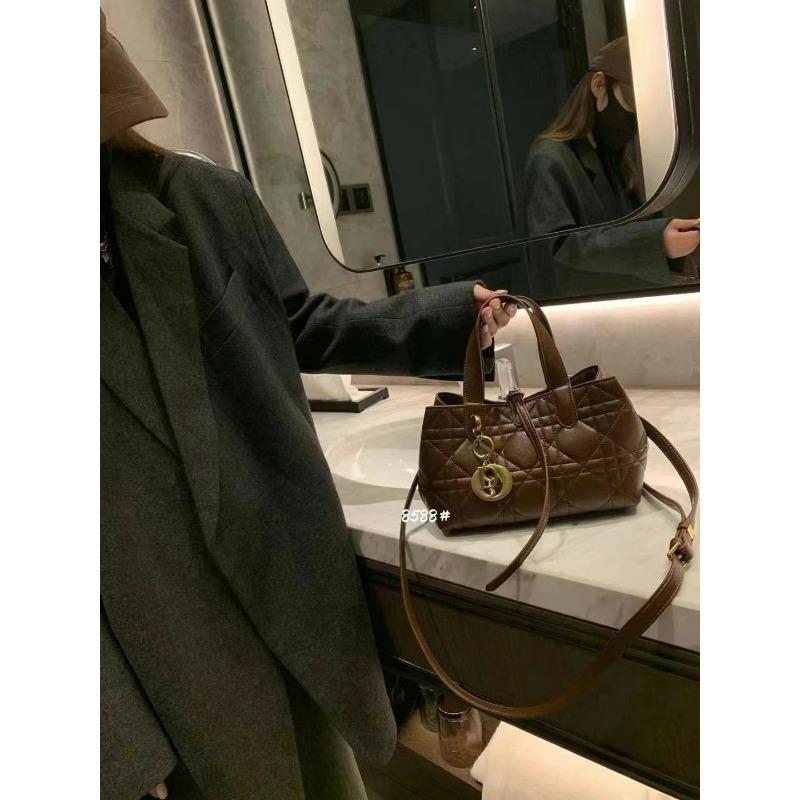 Internet celebrities with the same soft leather bag women's 2024 new trendy light luxury fashion large capacity handbag embroidered thread diamond bag