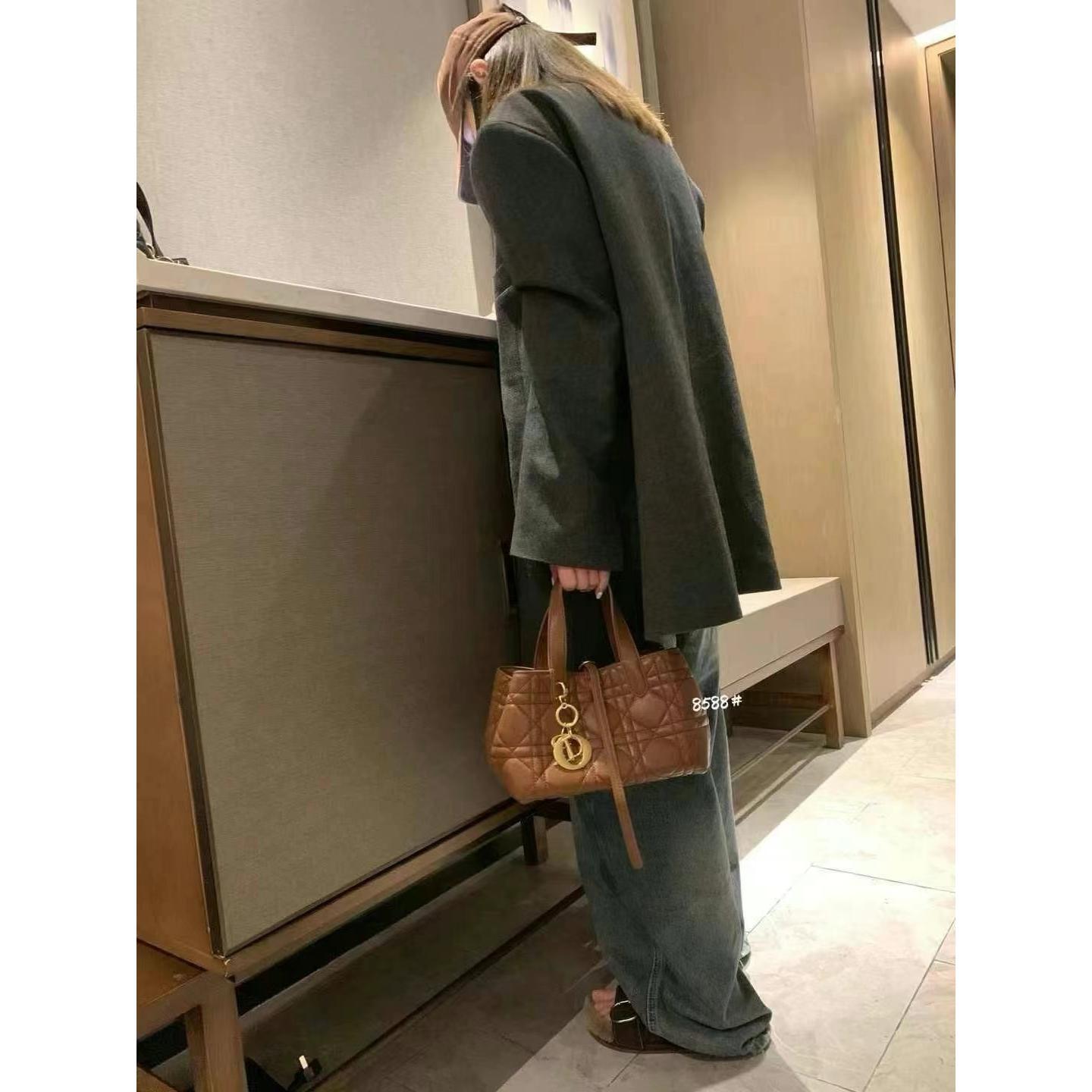 Internet celebrities with the same soft leather bag women's 2024 new trendy light luxury fashion large capacity handbag embroidered thread diamond bag